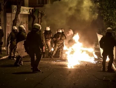 Επίθεση με βόμβες μολότοφ κατά διμοιρίας των ΜΑΤ στη Χαριλάου Τρικούπη